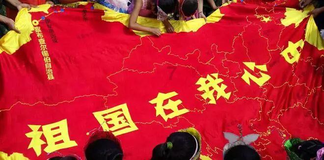 龙门镖局里面的吕秀才出场的那集，发现行李里面有官服被关进监狱，女儿去看他的时候说身为女儿你可能希望游戏画面